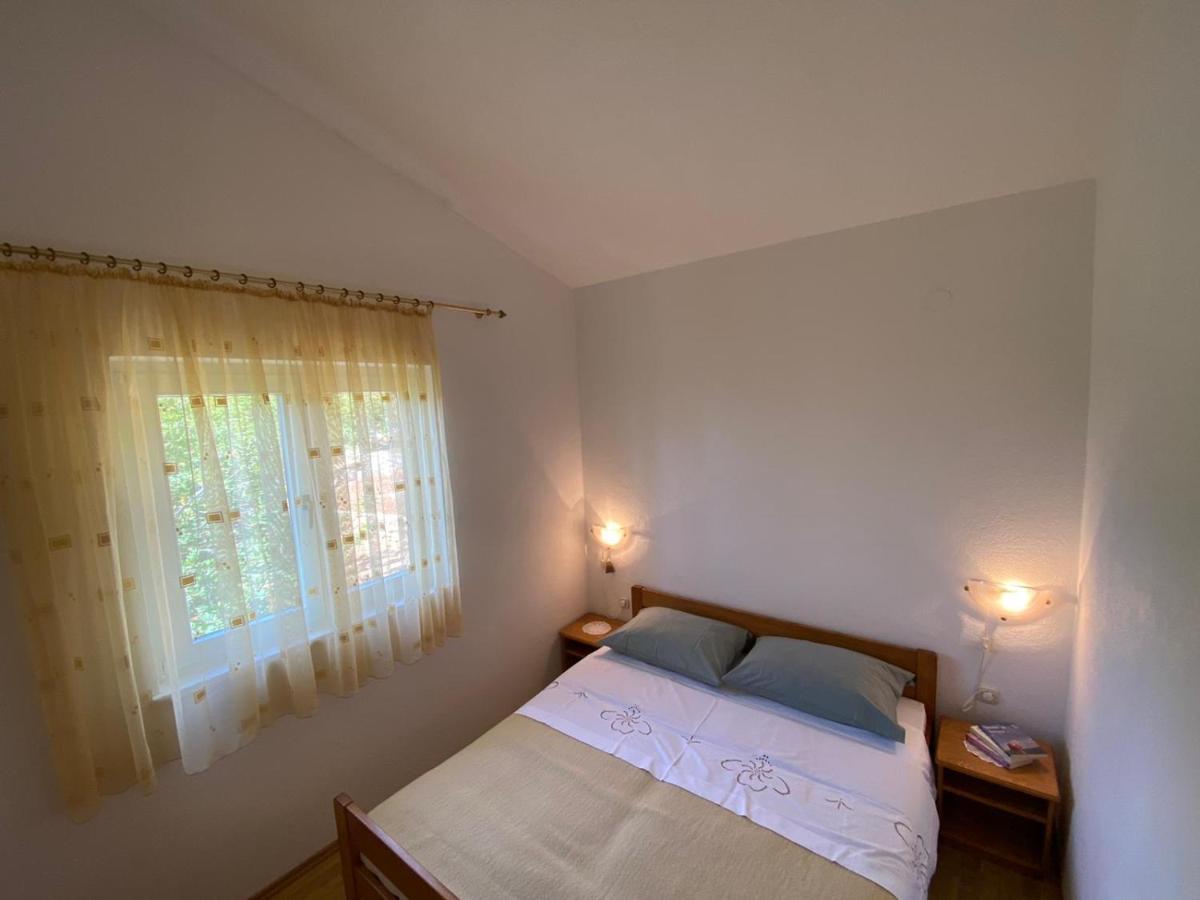 The Ana Apartments Komiža Esterno foto