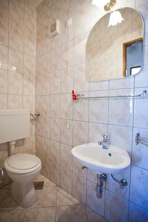 The Ana Apartments Komiža Esterno foto